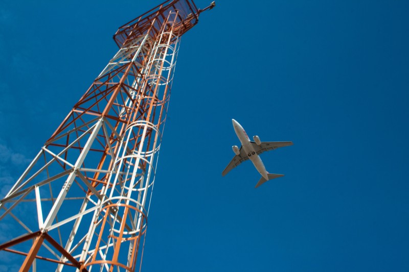 Anatel estabelece requisitos para operação de estações 5G perto de aeródromos