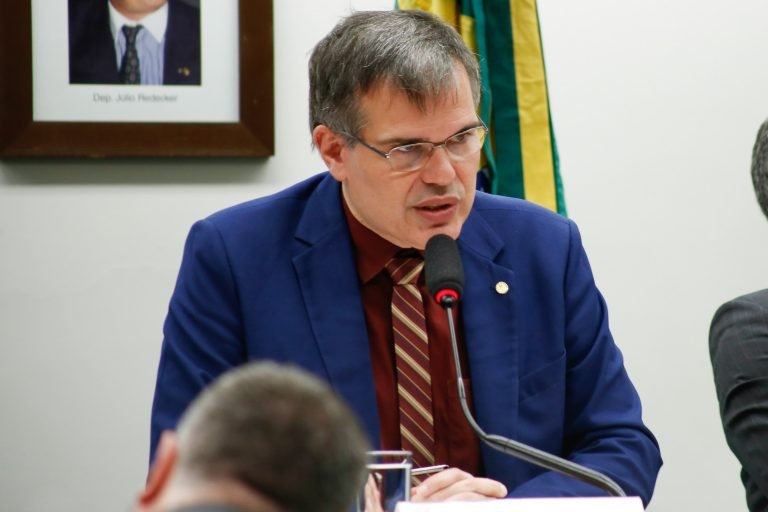 Comissão rejeita proposta que proíbe veiculação de propaganda com imagem de arma de fogo