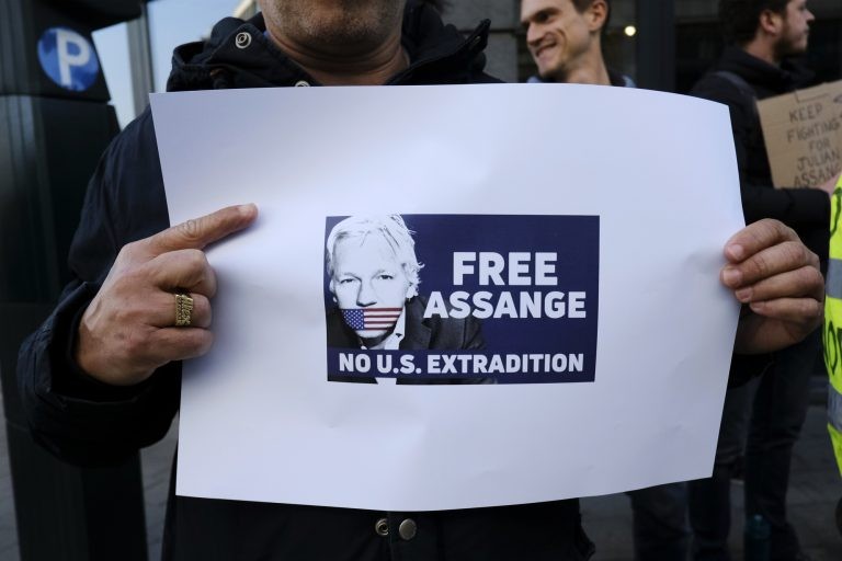 Audiência debate caso do jornalista Julian Assange