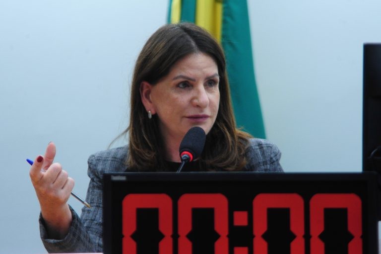 Comissão está reunida para leitura de relatório sobre PEC do piso salarial da enfermagem; acompanhe