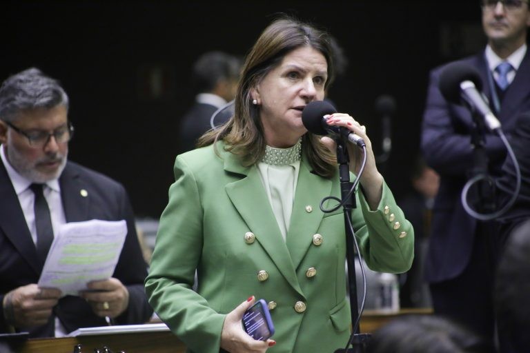 Deputado pede vista do relatório da PEC da Enfermagem; texto será votado na quinta-feira