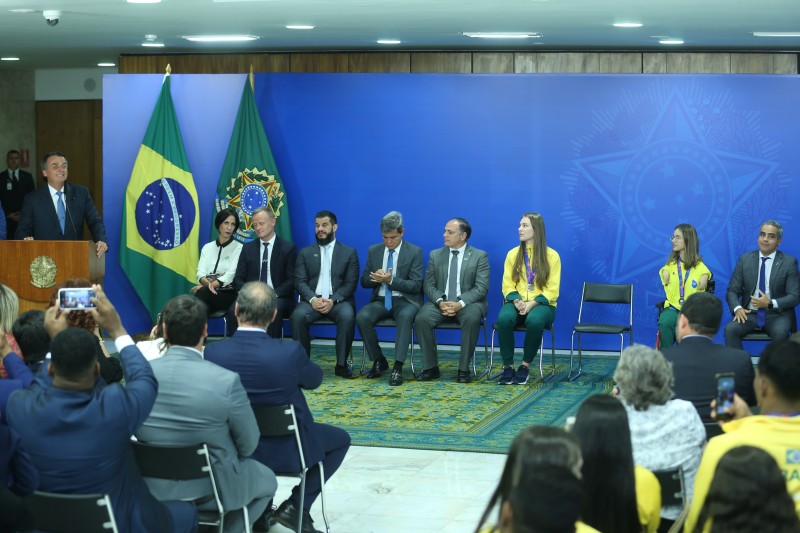 Delegação de atletas estudantes é recebida no Palácio do Planalto