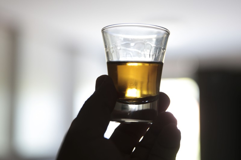 Consumo de álcool antes de dormir pode prejudicar o sono