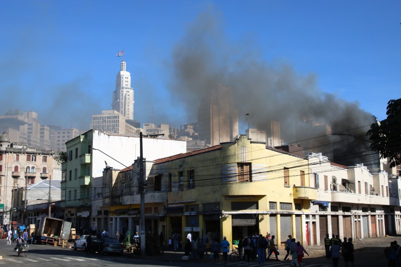 Já dura mais de 40 horas ação de bombeiros em incêndio no centro de SP