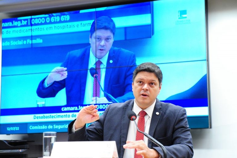 Clínicas de diálise relatam preços de soro fisiológico três vezes maiores que o máximo permitido