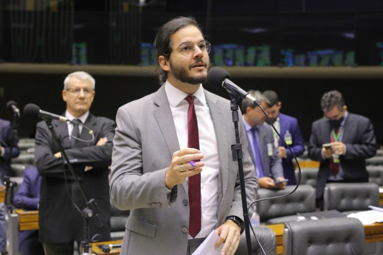 Instalada comissão sobre migrações e direitos de refugiados