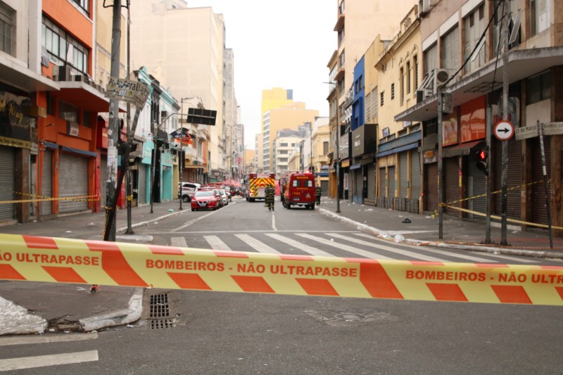 SP: prédio atingido por incêndio na região da 25 de Março pode desabar