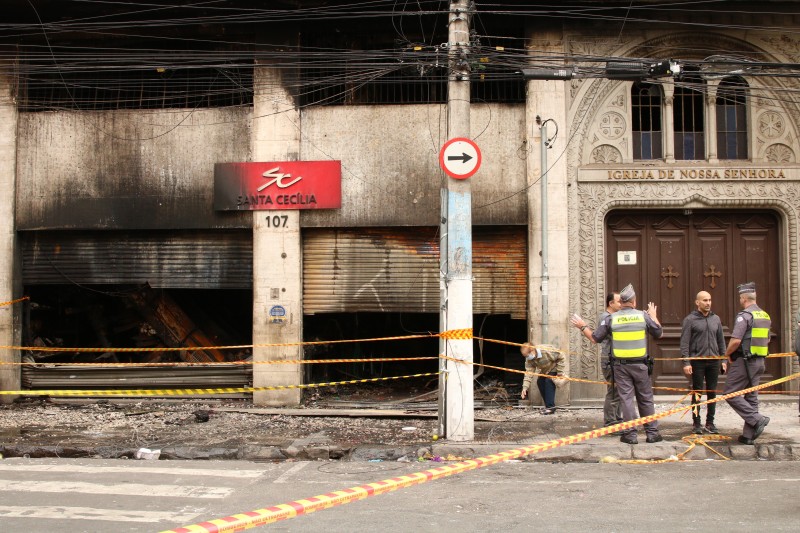 Prefeitura vai pedir demolição de prédio que pegou fogo em São Paulo