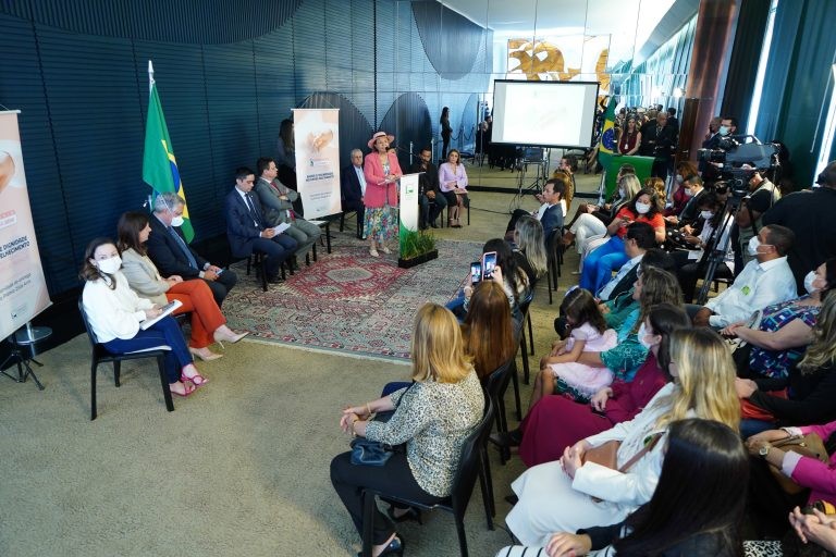 Prêmio Zilda Arns faz homenagem a defensores dos direitos dos idosos