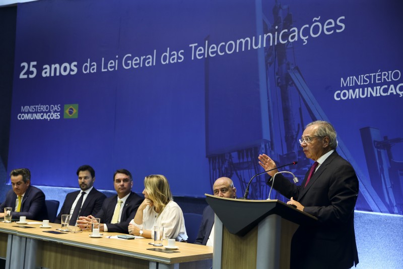 Brasil se recupera mesmo com turbulência internacional, diz ministro