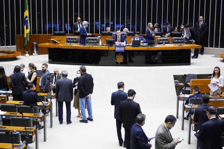 Congresso derruba vetos sobre microgeração de energia e política de reciclagem; sessão é encerrada