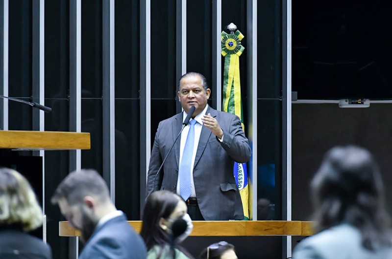 Cai veto de Bolsonaro ao marco da minigeração de energia própria