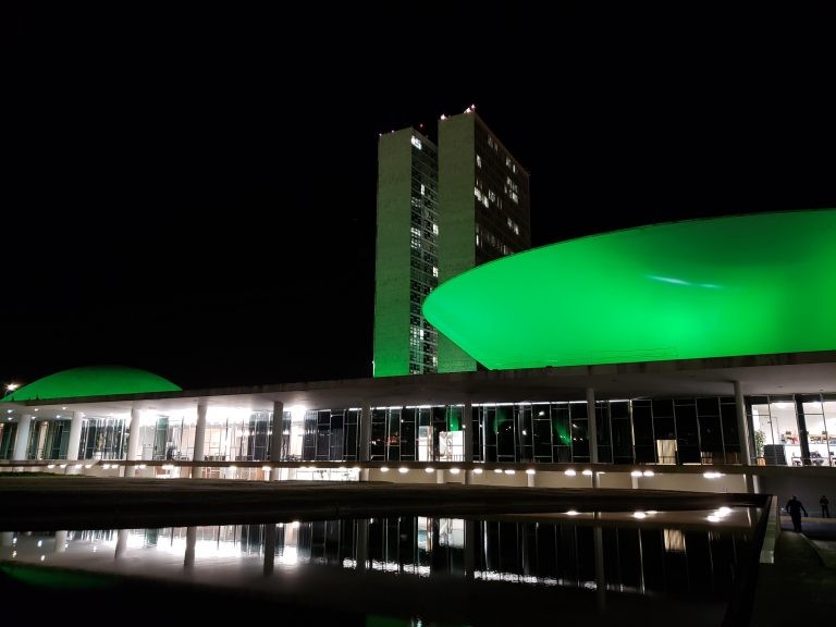 Iluminação verde no Congresso lembra Dia Mundial de Prevenção do Câncer de Cabeça e Pescoço