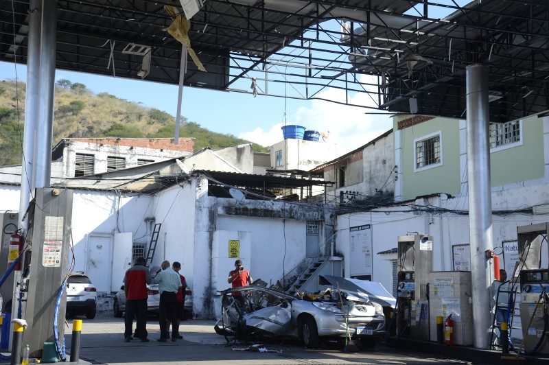 Explosão de carro em posto no Rio de Janeiro deixa dois feridos