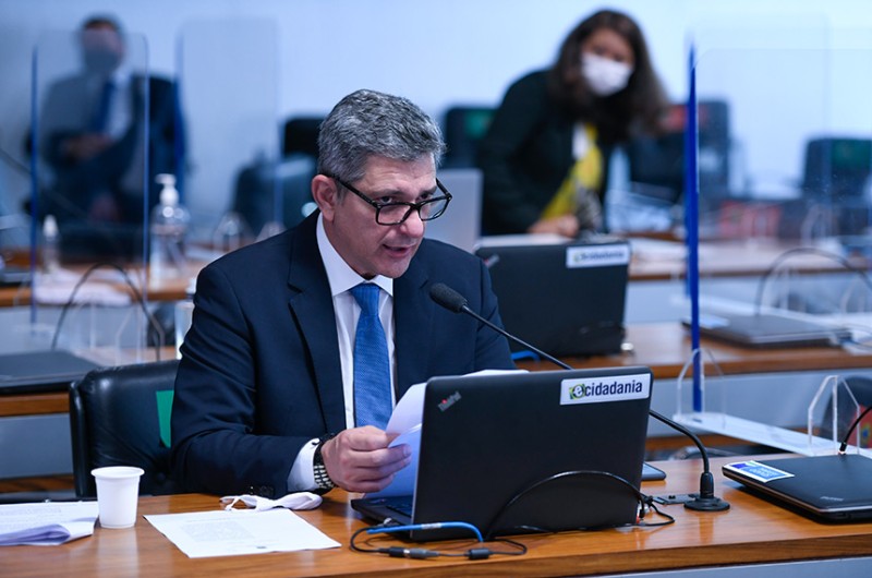 Passagens aéreas: projeto garante assento gratuito e altera regras de remarcação