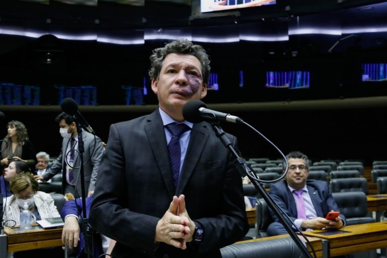 Projeto proíbe plano de saúde de negar acesso a remédio garantido por decisão judicial