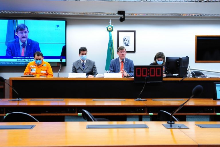 Diretor do Dieese critica prática de preço internacional de combustíveis em audiência sobre venda de refinaria de Manaus