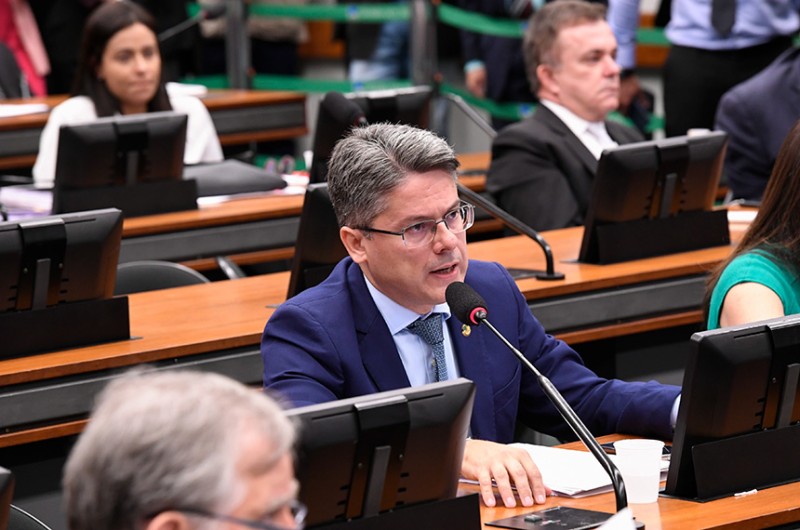 Candidatos a cargos do Executivo podem ter que participar de debates