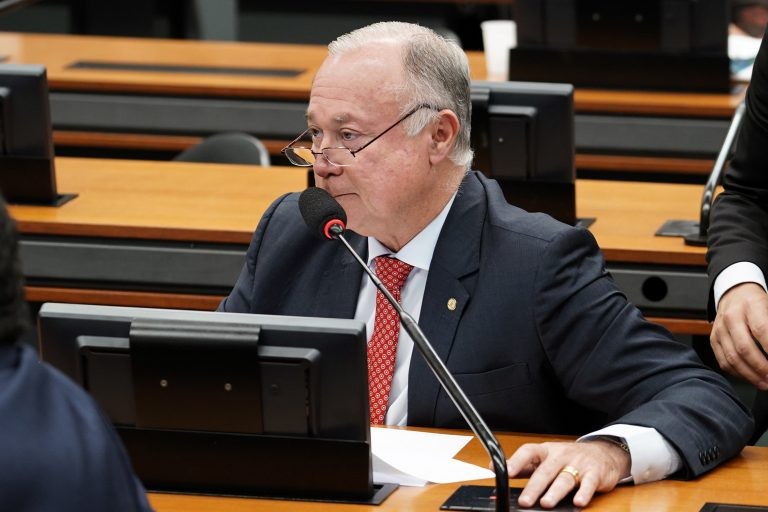 Comissão aprova projeto que altera lei de garantia de acesso à internet a alunos e professores