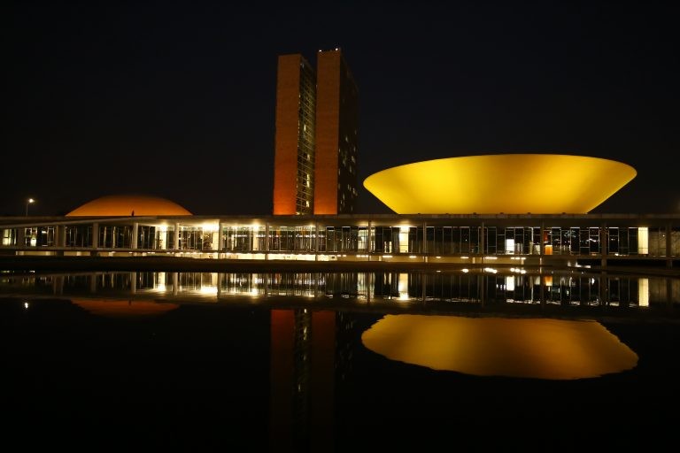 Congresso se ilumina de laranja em apoio ao Dia Nacional de Luta Contra Queimaduras