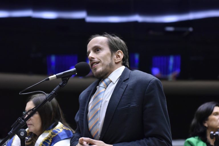 Comissão aprova autorização para municípios inadimplentes manterem convênios com a União