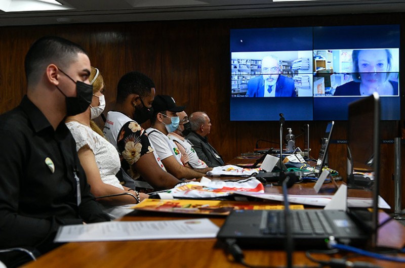 CDH acolhe denúncias de desrespeito a trabalhadores de redes de fast food