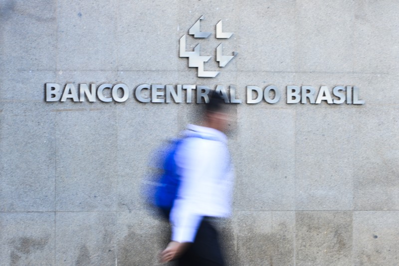 Estímulos fiscais temporários pressionam inflação, diz Banco Central