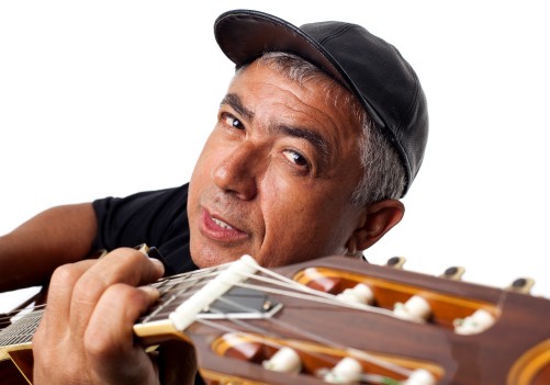 Cantor Edvaldo Santana faz show na Sala Guiomar Novaes, em São Paulo