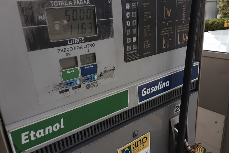 Ação contra fraude notifica cinco postos de combustível no DF