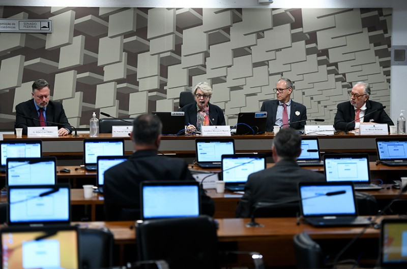 Debatedores pedem mais fiscalização sobre venda direta de pneus