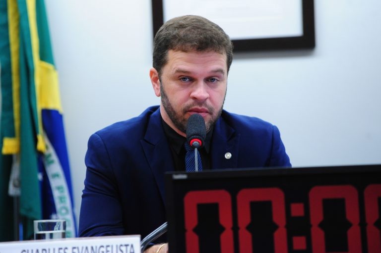 Proposta reduz para 18 anos a idade mínima para trabalhar como mototaxista ou motoboy