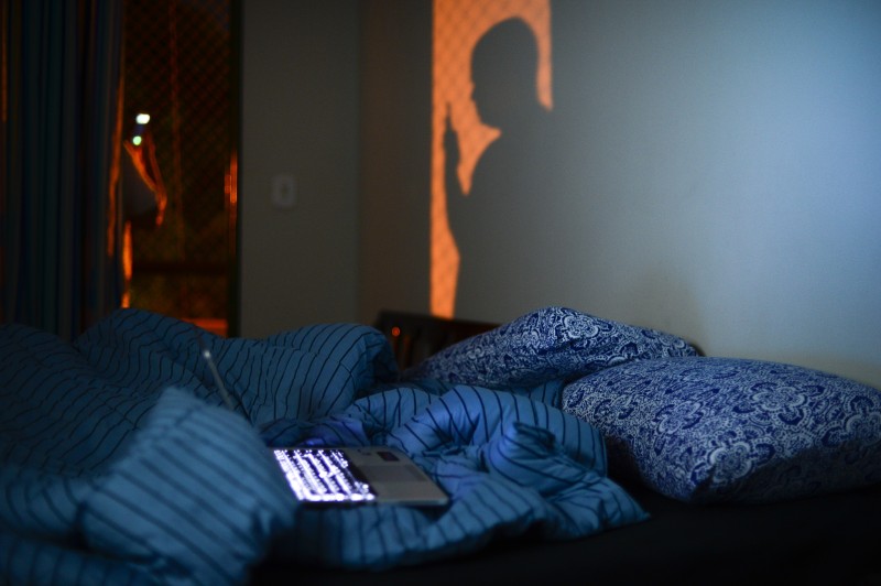 Acordar na madrugada para comer pode ser distúrbio de sono, diz médica