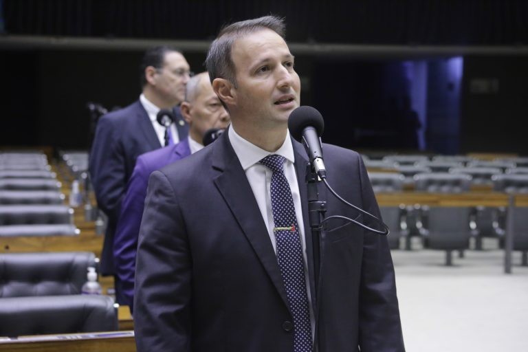 Comissão aprova projeto que reduz tempo mínimo de atividade militar para remuneração integral de PM inativo