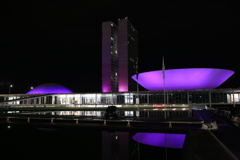 Nova iluminação do Congresso reforça campanha de combate à violência contra a mulher