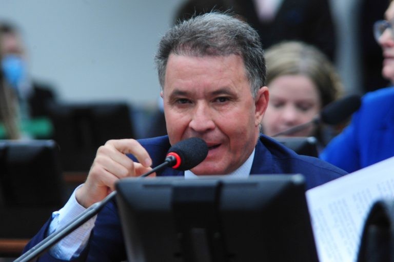 CCJ aprova PEC que disciplina permissões de serviço público com contratos firmados antes da Constituição