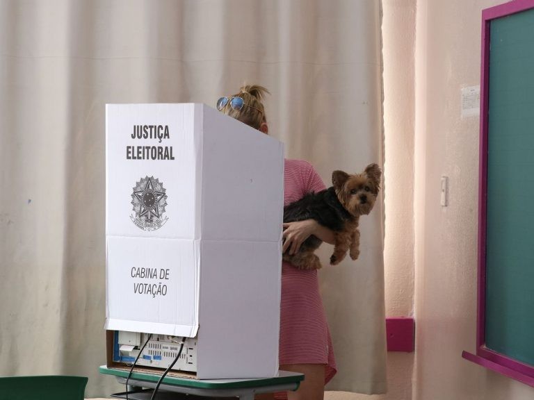 Brasileiros alfabetizados com idade entre 18 e 70 anos devem votar
