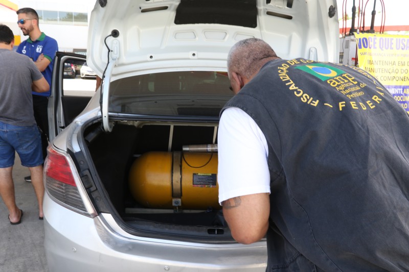 Força-tarefa fiscaliza abastecimento de veículos com GNV no Rio