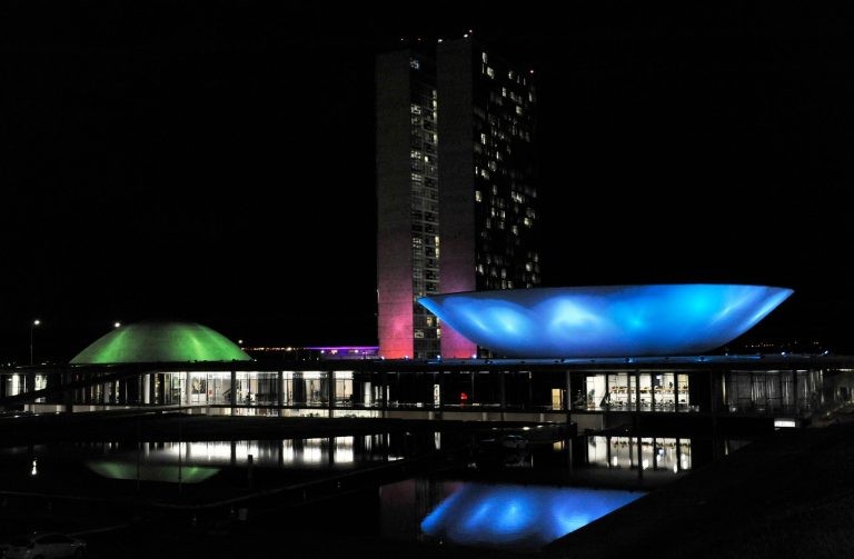 Congresso recebe iluminação vermelha e azul para alertar sobre a saúde vascular