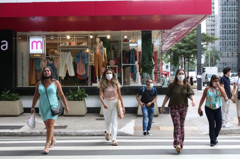 Brasil registra 6,2 mil novos casos e 122 óbitos por covid-19