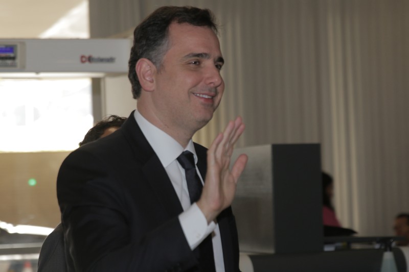 Presidente do Senado felicita Moraes por assumir comando do TSE