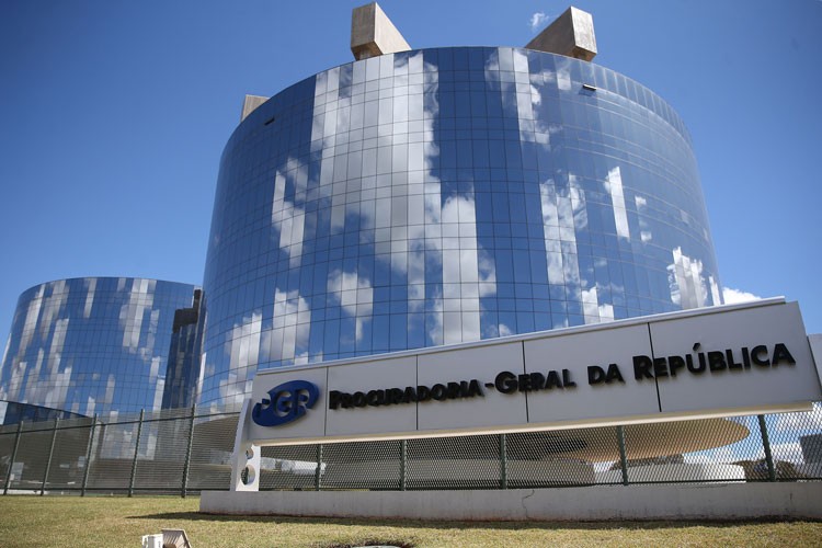 Aras se reúne com ministro da Defesa e comandantes da Forças Armadas