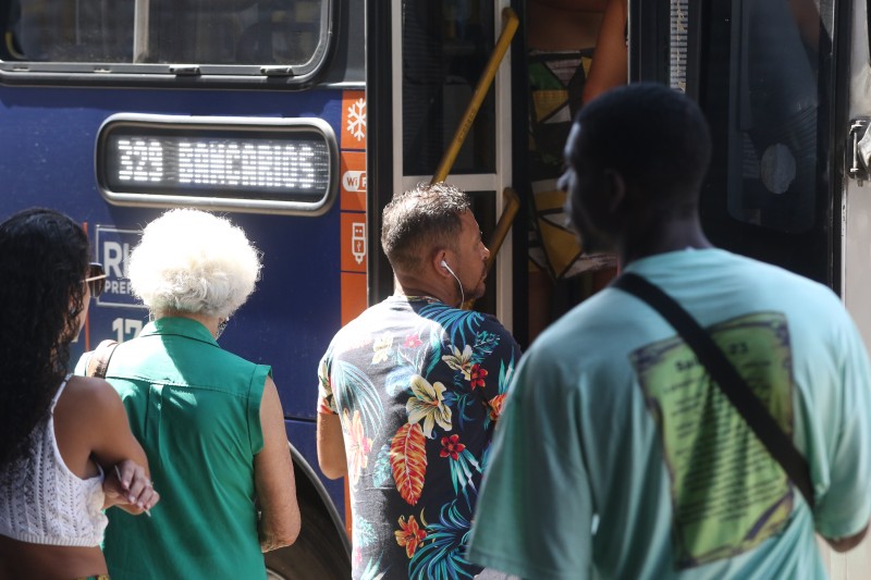 Governo libera R$ 2,5 bilhões para transporte público de idosos