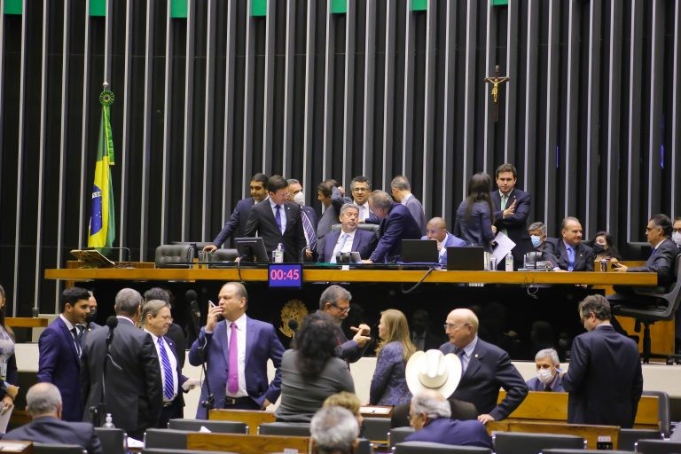 Deputados podem votar nesta quarta-feira MP que autoriza saque extraordinário de R$ 1 mil do FGTS