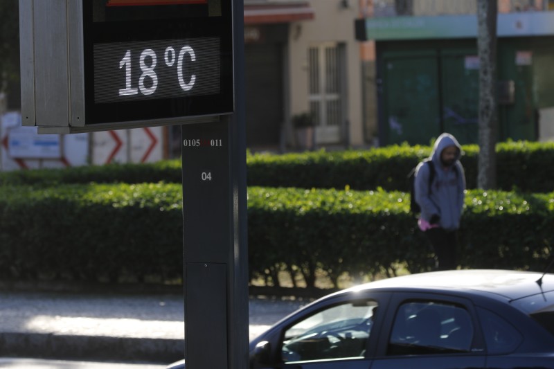 Vento forte chega ao Rio e semana deve começar com frente fria