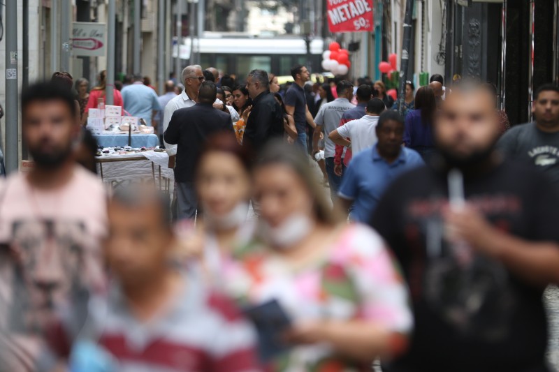 Covid-19: Brasil registra 114 mortes e 15,8 mil casos em 24h