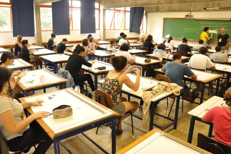 Bolsonaro sanciona lei que permite renegociação de dívidas de estudantes com o Fies