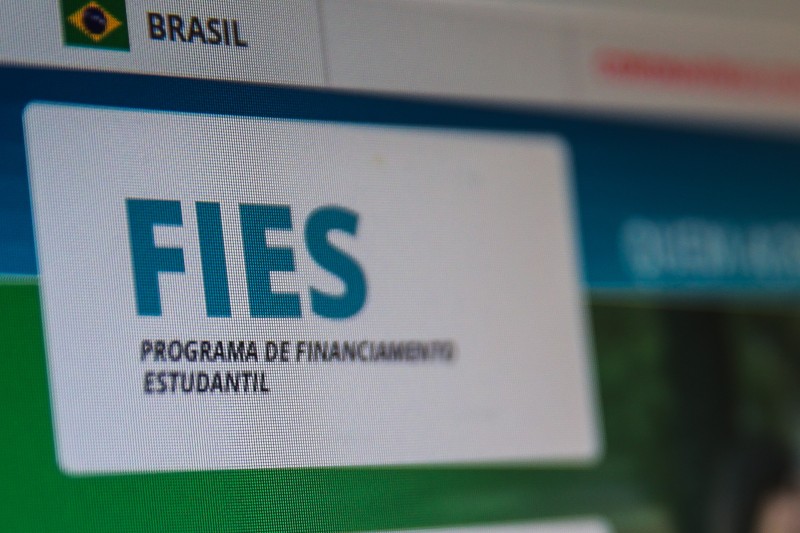 Lei que permite renegociação de dívidas do Fies é sancionada
