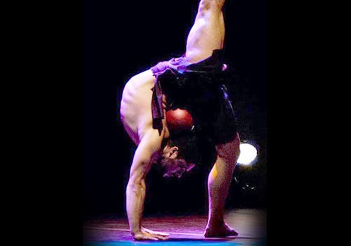 Artista circense Bruno Carneiro. Foto: Fernanda Tomaz (2022)