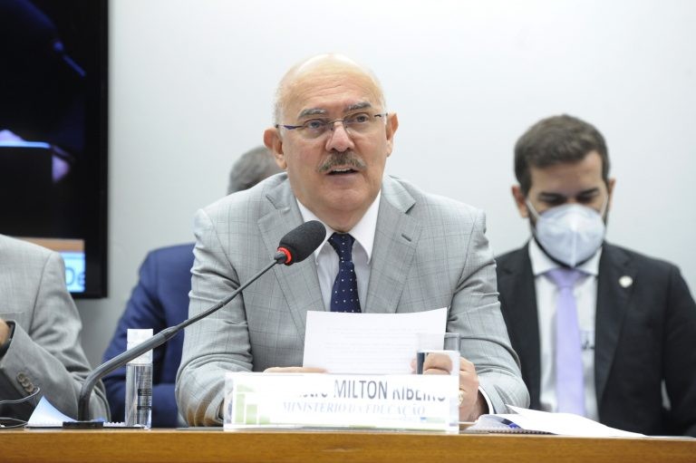 Prisão de ex-ministro Milton Ribeiro repercute nos discursos de deputados