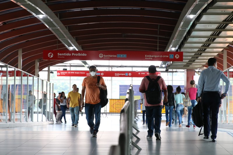 Covid-19: Brasil registra 8,8 mil novos casos e 57 óbitos em 24 horas